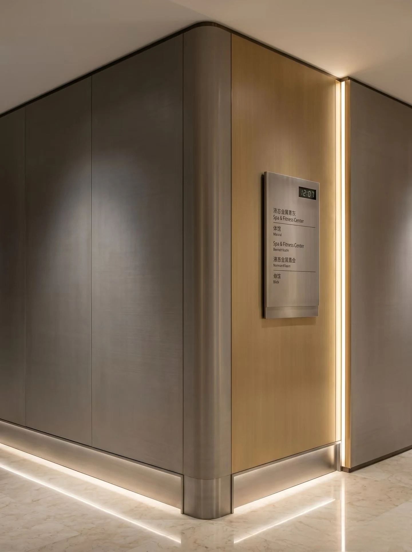 Metallic surfaces, light and architectural detail