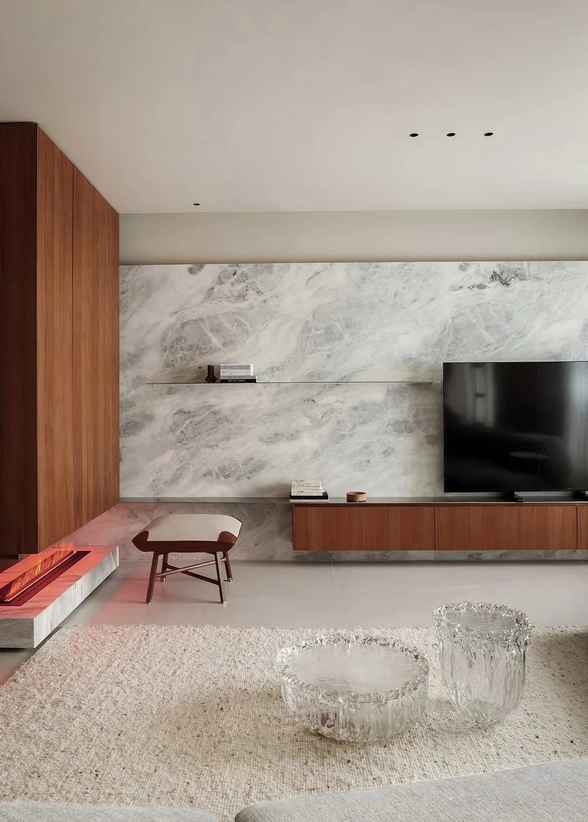 An expressive stone-pattern focal wall