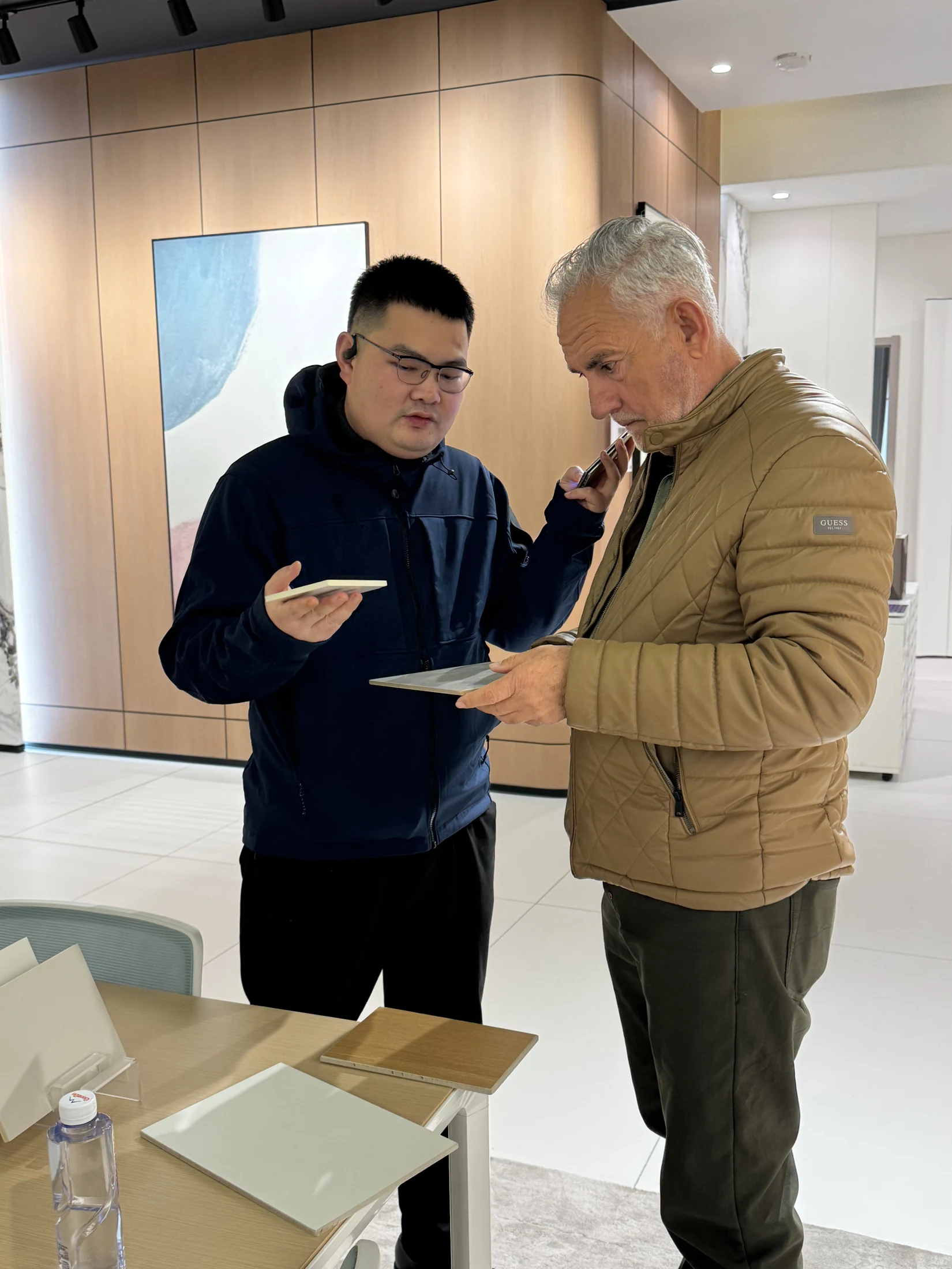 Comparación de pequeñas muestras de panel en el showroom