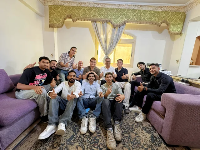 Foto de grupo con parte del equipo de empleados en Egipto
