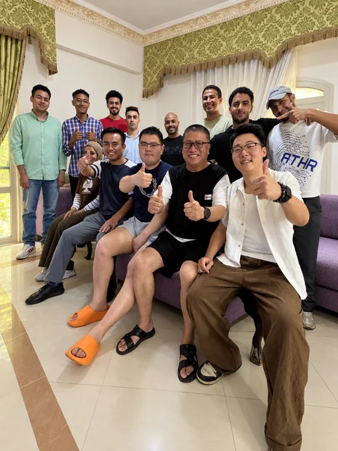 Foto de grupo con parte del equipo de empleados en Egipto