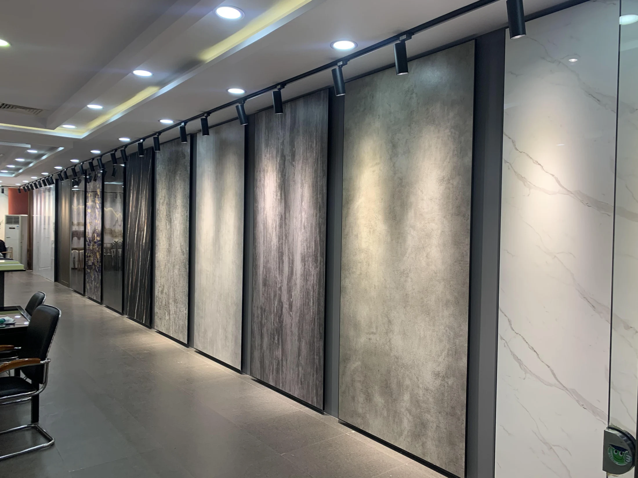 Large-format display & sample consultation